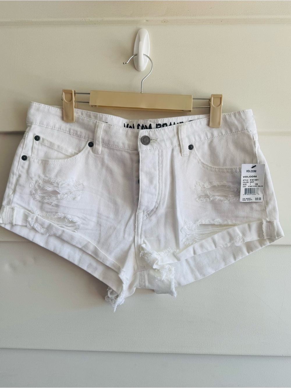 NWT VOLCOM Women's White Distressed Denim Shorts Sz 7 or 28”